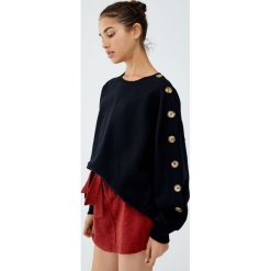 Bluza z guzikami na rękawie. Czarne bluzy damskie Pull&Bear, bez wzorów, bez rękawów, bez kaptura. Za 99,90 zł.