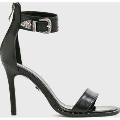 Solo Femme - Sandały. Czarne sandały damskie Solo Femme, bez wzorów, ze skóry, z okrągłym noskiem, bez obcasa, na obcasie, bez zapięcia. W wyprzedaży za 299,90 zł.