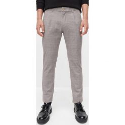 Spodnie slim fit w kratę - Beżowy. Brązowe spodnie męskie Reserved, bez wzorów. Za 129,99 zł.