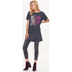 T-SHIRT DAMSKI DŁUGI Z NADRUKIEM. Szare t-shirty damskie Top Secret, z nadrukiem. Za 29,99 zł.