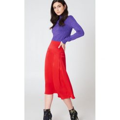 NA-KD Trend Satynowa spódnica midi - Red. Czerwone spódniczki damskie marki NA-KD Trend, bez wzorów, z satyny, midi. W wyprzedaży za 40,18 zł.