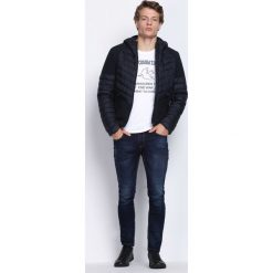 Granatowa Kurtka Little Closer. Czarne kurtki męskie pikowane marki Born2be, m, z nadrukiem, z dresówki, z kapturem. Za 139,99 zł.