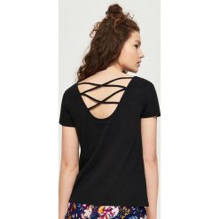 Bluzki, topy, tuniki: T-shirt z dekoltem na plecach – Czarny