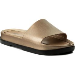 Klapki MELISSA - Beach Slide Platform A 32350 Black/Gold 50919. Żółte klapki damskie Melissa, bez wzorów, z tworzywa sztucznego, bez obcasa. W wyprzedaży za 249,00 zł.