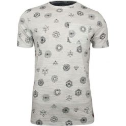 Szary T-Shirt (Koszulka) z Kieszonką -Brave Soul- Męski, Figury Geometryczne, Bryły TSBRSSS19PORTALecru. Szare koszulki męskie Brave Soul, m, z nadrukiem, z tkaniny, casualowe, bez kołnierzyka. Za 49,00 zł.