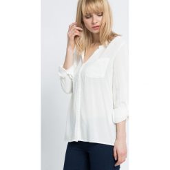Only - Koszula. Białe bluzki damskie ONLY, na co dzień, bez wzorów, z wiskozy, casualowe, bez kołnierzyka, z długim rękawem. W wyprzedaży za 59,90 zł.
