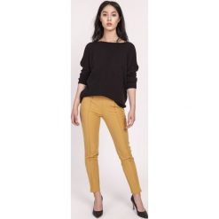 Dzianinowa bluzka oversize czarna. Czarne bluzki damskie e-margeritka.pl, s, bez wzorów, z wiskozy, bez kołnierzyka, bez rękawów. Za 159,99 zł.