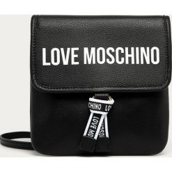 Love Moschino - Torebka skórzana. Czarne nerki damskie Love Moschino, w paski, ze skóry, małe, z nadrukiem, bez dodatków. Za 779,90 zł.