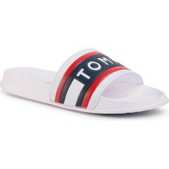 Klapki TOMMY HILFIGER - Maxi Lettering Print Pool Slide T3B0-30757-0904 S White/Red Blue Y005. Białe sandały chłopięce TOMMY HILFIGER, ze skóry ekologicznej. W wyprzedaży za 119,00 zł.