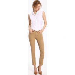 KOSZULA BEZ RĘKAWÓW. Białe koszule damskie marki Top Secret, z tkaniny, eleganckie, bez rękawów. W wyprzedaży za 29,99 zł.