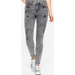Jeansy damskie: Jeansy slim fit z przetarciami - Szary