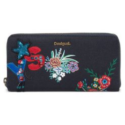 Desigual Portfel Damski Ciemnoniebieski Surprise Fiona. Czarne portfele damskie Desigual, z haftami. W wyprzedaży za 214,00 zł.