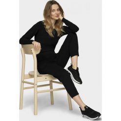Longsleeve damski TSDL600 - głęboka czerń - Outhorn. Koszulki damskie Outhorn, bez wzorów, z dzianiny, bez kołnierzyka. Za 39,99 zł.