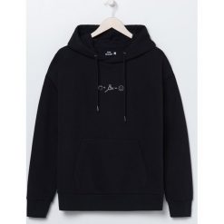 Bluza kangurka z nadrukiem - Czarny. Czarne bluzy męskie Sinsay, s, z nadrukiem, bez kołnierzyka, bez rękawów, bez kaptura. Za 59,99 zł.