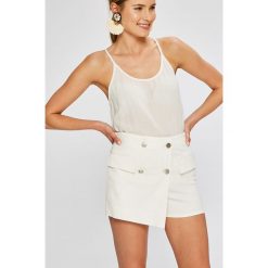 Answear - Szorty Stripes Vibes. Białe szorty damskie marki ANSWEAR, s, z elastanu, casualowe. W wyprzedaży za 49,90 zł.