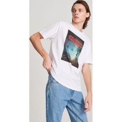 T-shirt Stranger Things - Biały. Białe t-shirty męskie Reserved, s, bez wzorów, bez kołnierzyka. Za 59,99 zł.