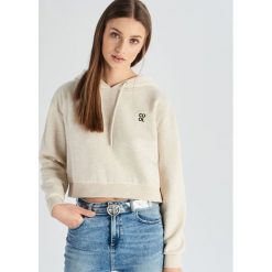 Krótka bluza z kapturem - Kremowy. Białe bluzy damskie Sinsay, s, bez wzorów, z krótkim rękawem, krótkie, z kapturem. W wyprzedaży za 24,99 zł.