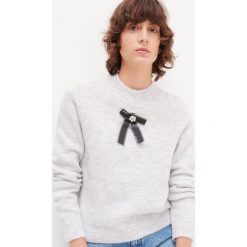 Sweter z kokardą - Jasny szary. Szare swetry damskie Reserved, s, bez wzorów, bez rękawów, bez kaptura. Za 99,99 zł.