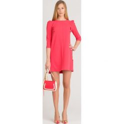 SUKIENKA Elisabetta Franchi. Różowe sukienki damskie Elisabetta Franchi, na co dzień, z aplikacjami, z tkaniny, z okrągłym kołnierzem, bez rękawów, mini, proste. Za 1019,40 zł.