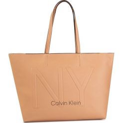 Torebka CALVIN KLEIN - Ck Must Psp20 Med Shopper Ny K60K606181 GEI. Pomarańczowe torby damskie na zakupy Calvin Klein, bez wzorów, ze skóry ekologicznej, klasyczne, bez dodatków. Za 699,00 zł.