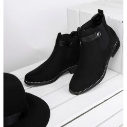 Botki damskie Ideal Shoes C-7203 Czarne. Czarne botki damskie Ideal Shoes, z tworzywa sztucznego, eleganckie, na niskim obcasie, na obcasie, bez zapięcia. Za 119,00 zł.