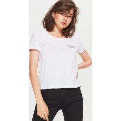 Koszulka z nadrukiem - Biały. Białe t-shirty damskie Cropp, l, z nadrukiem. W wyprzedaży za 9,99 zł.
