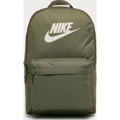 Nike Sportswear - Plecak. Zielone plecaki damskie Nike Sportswear, z nadrukiem, z poliesteru. Za 119,90 zł.