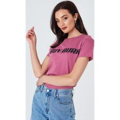 T-shirty damskie: NA-KD Trend T-shirt Boy Burn – Pink