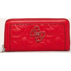 Guess Jeans - Portfel. Czerwone portfele damskie Guess Jeans, z aplikacjami, z poliesteru. W wyprzedaży za 229,90 zł.