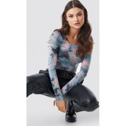 NA-KD Trend Printed Deep Round Neck Mesh Top - Blue. Niebieskie topy damskie marki NA-KD Trend, bez wzorów, z tkaniny, z okrągłym kołnierzem. Za 92,95 zł.
