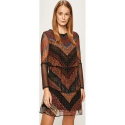 Desigual - Sukienka. Czarne sukienki damskie Desigual, na co dzień, s, bez wzorów, z elastanu, casualowe, z okrągłym kołnierzem, z długim rękawem, długie, mini, proste. W wyprzedaży za 319,90 zł.