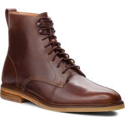 Kozaki CLARKS - Clarkdale Rich 261362677 Mahogany. Brązowe glany męskie marki Clarks, z materiału. W wyprzedaży za 469,00 zł.