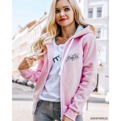 Bluza rozpinana BabyGirl. Czerwone bluzy niemowlęce Pakamera, z nadrukiem. Za 179,00 zł.