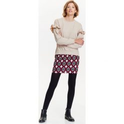 BLUZA DAMSKA Z FALBANKAMI NA RAMIONACH. Brązowe bluzy damskie marki TROLL, na zimę, xl, z dzianiny. W wyprzedaży za 39,99 zł.