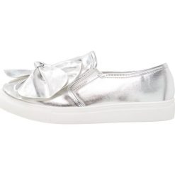 Creepersy damskie: Lost Ink Wide Fit SCARLETT BOW FRONT SLIP ON TRAINER Półbuty wsuwane silver