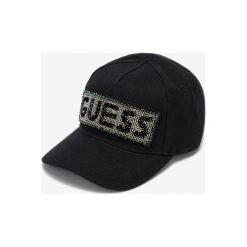 Guess Avril Czapka z daszkiem Czarny. Czarne czapki damskie Guess, z aplikacjami, z poliesteru. Za 175,95 zł.