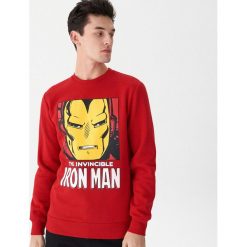 Bluza z nadrukiem Iron Man - Czerwony. Czerwone bluzy męskie House, s, z nadrukiem, bez kołnierzyka, bez rękawów, bez kaptura. Za 79,99 zł.