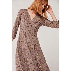Sukienka Sybilla Sorbier 36 beż. Pomarańczowe sukienki damskie na lato, bez wzorów, z bawełny, eleganckie, bez kołnierzyka, bez rękawów, trapezowe. Za 797,00 zł.
