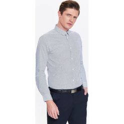 KOSZULA MĘSKA SLIM Z NADRUKIEM I KOŁNIERZEM TYPU SMALL KENT. Białe koszule męskie marki Top Secret, na lato, m, z nadrukiem, z jeansu, eleganckie, z klasycznym kołnierzykiem, z długim rękawem. W wyprzedaży za 69,99 zł.