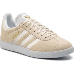 Buty adidas - Gazelle W CG6055 Ecrtin/Ecrtin/Ftwwht. Brązowe półbuty damskie Adidas, bez wzorów, z zamszu, bez obcasa, bez zapięcia. W wyprzedaży za 229,00 zł.