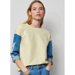 Bluzka z jeansowymi rękawami - Żółty. Żółte bluzki damskie Reserved, xl, bez wzorów, z jeansu, bez kołnierzyka, bez rękawów. W wyprzedaży za 29,99 zł.