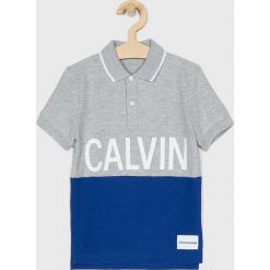 Calvin Klein Jeans - Polo dziecięce 104 - 176 cm. Białe t-shirty chłopięce Calvin Klein Jeans, z nadrukiem, z bawełny, z krótkim rękawem. W wyprzedaży za 159,90 zł.