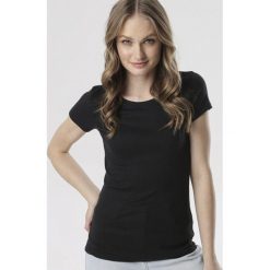 Czarny T-shirt Chenelin. Czarne bluzki damskie Born2be, s, bez wzorów, z dzianiny, z okrągłym kołnierzem. Za 29,99 zł.