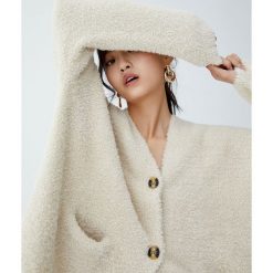 Kardigan ze sztucznego futerka z guzikami. Szare kardigany damskie marki Pull&Bear. Za 109,00 zł.