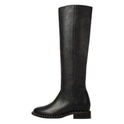 L37 Kozaki Damskie High End Up Jet 37 Czarne. Czarne kozaki damskie L37, ze skóry, na niskim obcasie, bez zapięcia. W wyprzedaży za 616,00 zł.