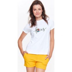 T-SHIRT DAMSKI Z APLIKACJĄ Z KORALIKÓW. Białe bluzki damskie Top Secret, z nadrukiem, z bawełny, bez kołnierzyka. W wyprzedaży za 29,99 zł.