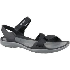 Crocs W Swiftwater Webbing Sandal 204804-001. Czarne klapki damskie Crocs, bez wzorów, z tkaniny, bez obcasa. W wyprzedaży za 189,99 zł.