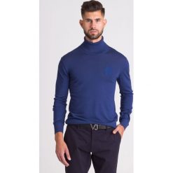 NIEBIESKI GOLF VERSACE COLLECTION. Niebieskie swetry męskie Versace Collection, m, z haftami, klasyczne, z golfem, bez kaptura. Za 589,50 zł.