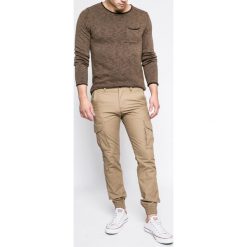 Produkt by Jack & Jones - Spodnie. Zielone spodnie męskie PRODUKT by Jack & Jones, na co dzień, bez wzorów, z bawełny, casualowe. W wyprzedaży za 89,90 zł.