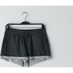 Krótkie szorty - Szary. Szare szorty damskie Cropp, s, bez wzorów, krótkie. W wyprzedaży za 41,99 zł.